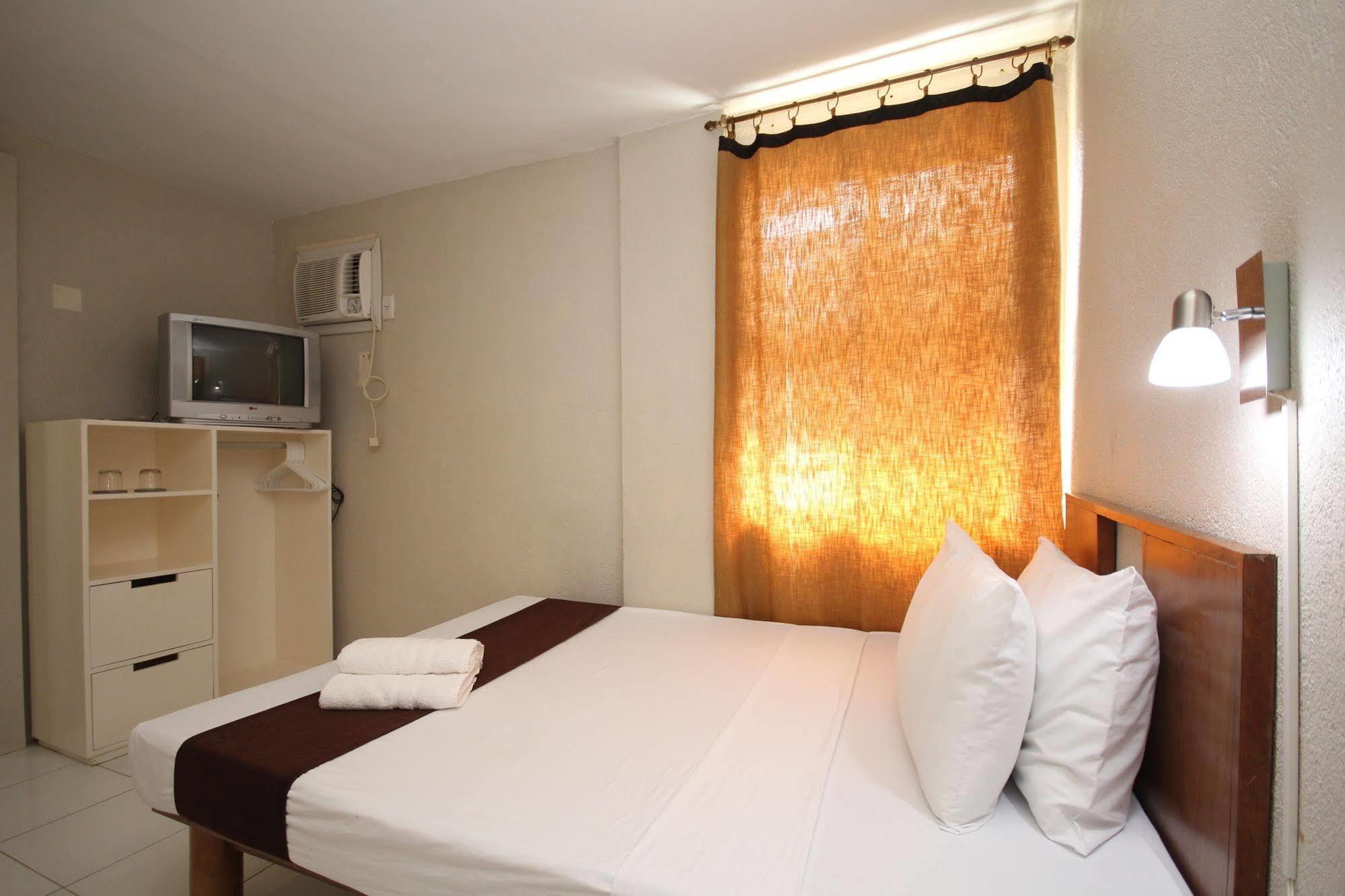 Mr Holidays Hotel Balabag  Buitenkant foto